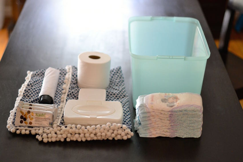these are the essentials every mom of toddlers NEEDS in her car // DIY toddler survival kit for the car 