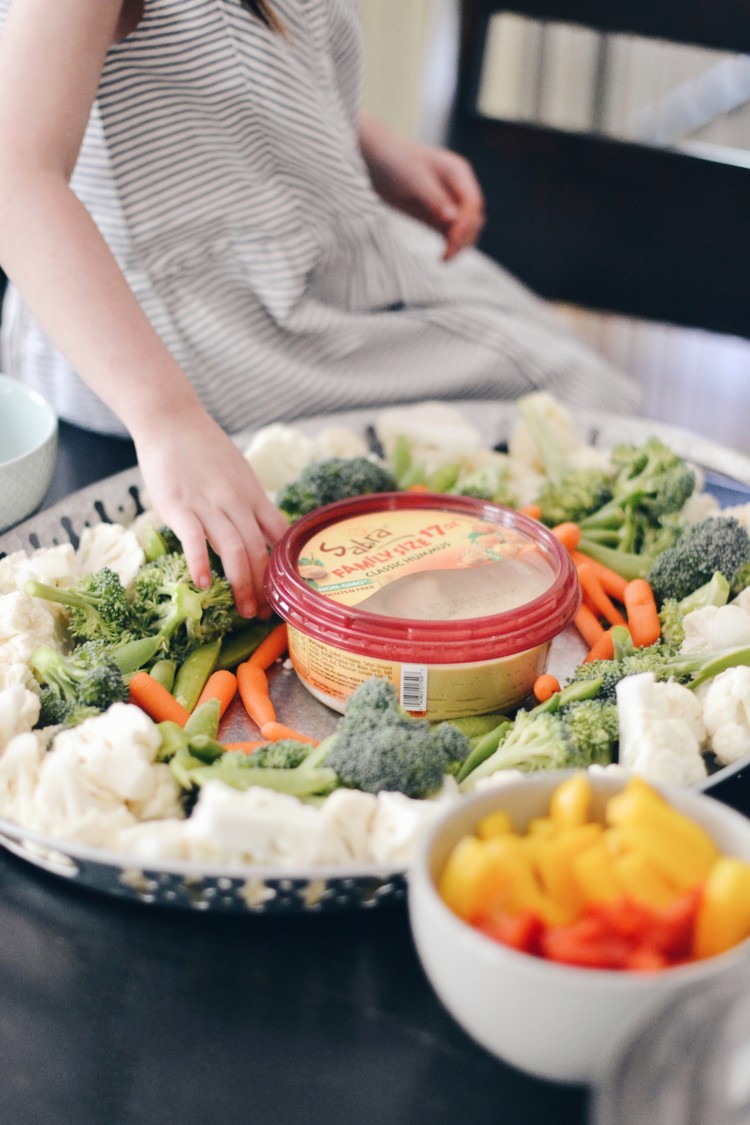 easy summer appetizer - this rainbow veggie hummus appetizer tray is so easy, perfect for a BBQ appetizer or a rainbow themed party 