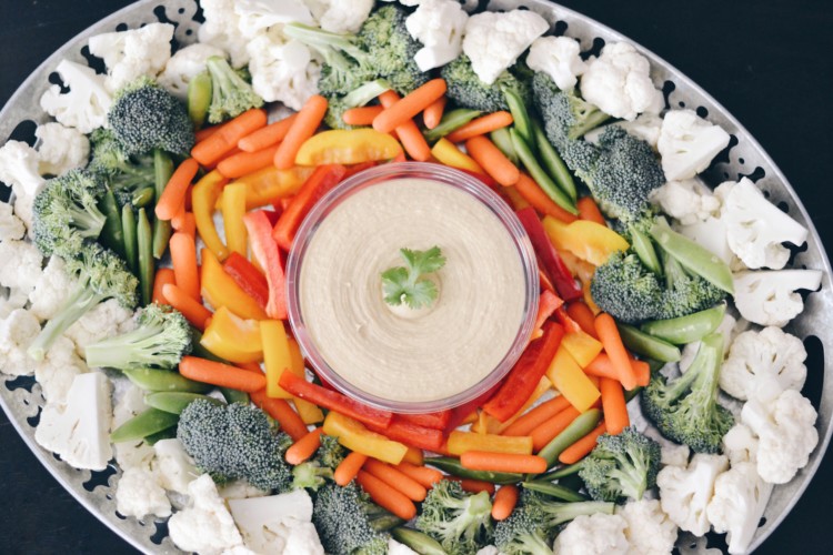 easy summer appetizer - this rainbow veggie hummus appetizer tray is so easy, perfect for a BBQ appetizer or a rainbow themed party 