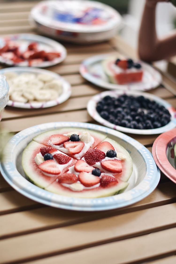 watermelon pizza bar - let the kids make watermelon pizza with fresh berries and vanilla yogurt. the perfect healthy dessert for summer nights! 