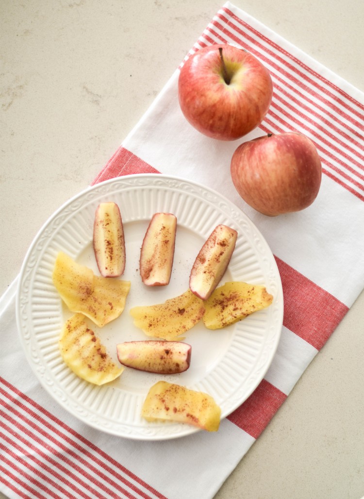 this baby led weaning recipe is amazing - easy steamed apples are ready in 5 minutes. could do this with pear as well!