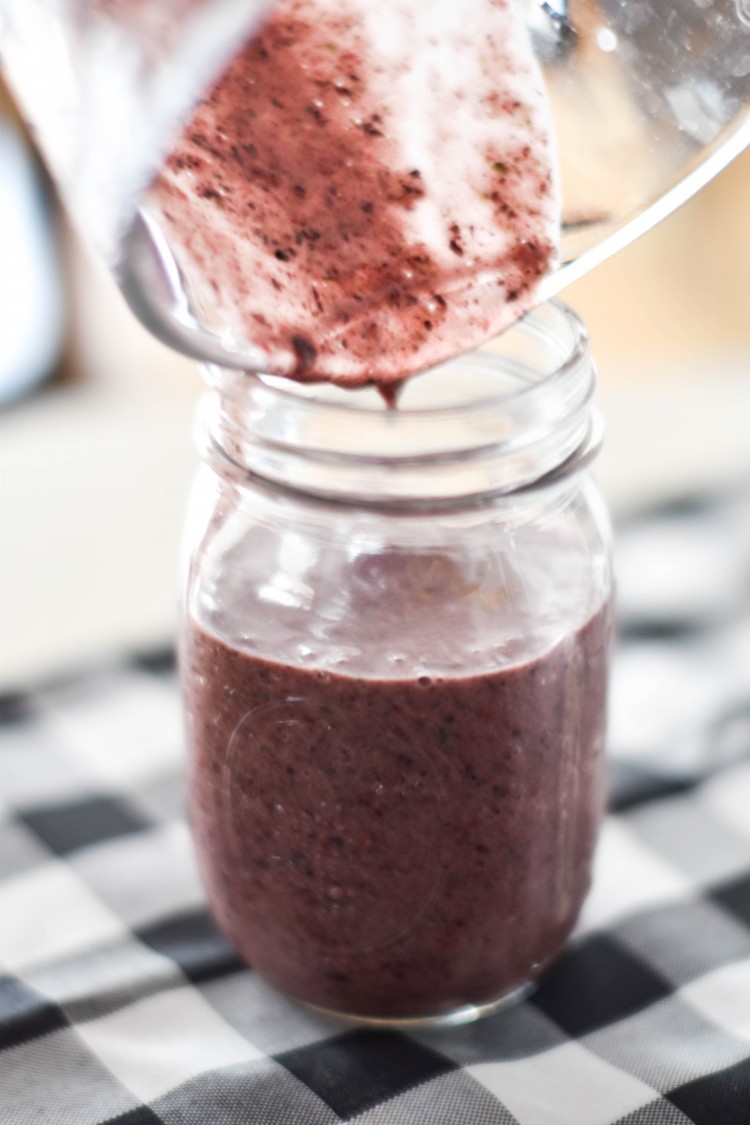 this Berry vegan smoothie with almondmilk is super tasty + it's free from dairy so friendly for breastfeeding moms with dietary restrictions!
