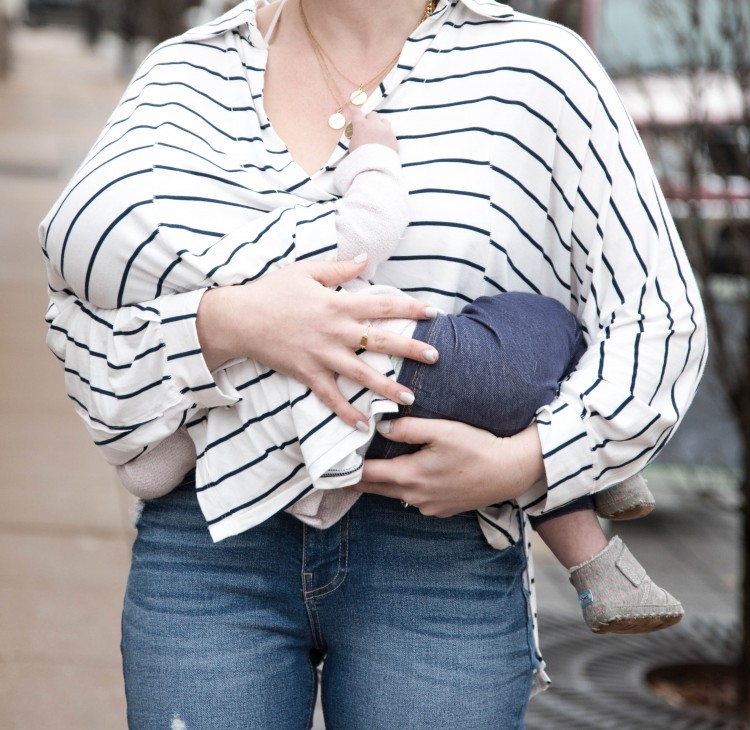 a great top makes it 100% easier to nurse in public as a new mom - perfect style for #breastfeeding moms