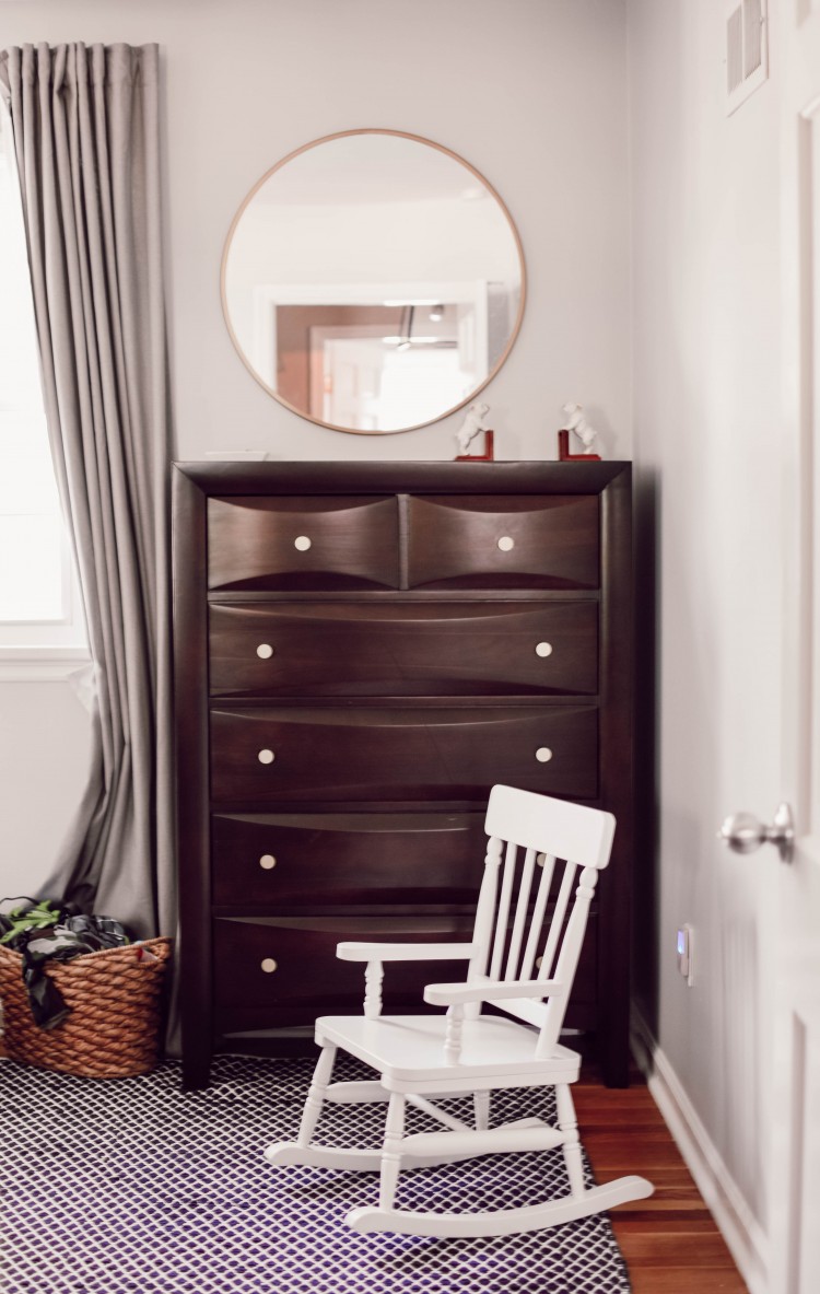 love this little boy room with navy rug #kidsroom